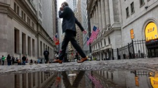 桥水基金警告：特朗普政策或引发经济衰退 全球资本正撤离美国资产