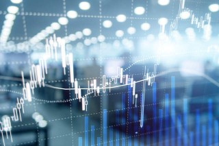 依据什么来进行期货操作？这种操作方式存在哪些挑战？