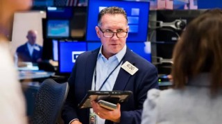 尾盘：道指上涨280点，特朗普关税遭质疑且AI交易复苏