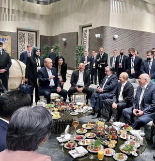 牛弹琴：特朗普被他吃豆腐了，但我还有一个疑问