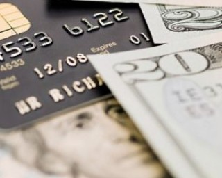 银行如何帮助客户对冲汇率波动风险？