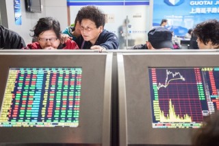 如何分析股市背离的现象？这种现象有哪些潜在影响？