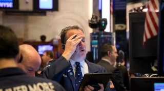 美股齐跌！金融股、软件股跌惨了！标普500抹去年内涨幅