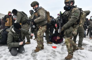 美国明尼阿波利斯市枪击事件发酵 民众抗议移民与海关执法局