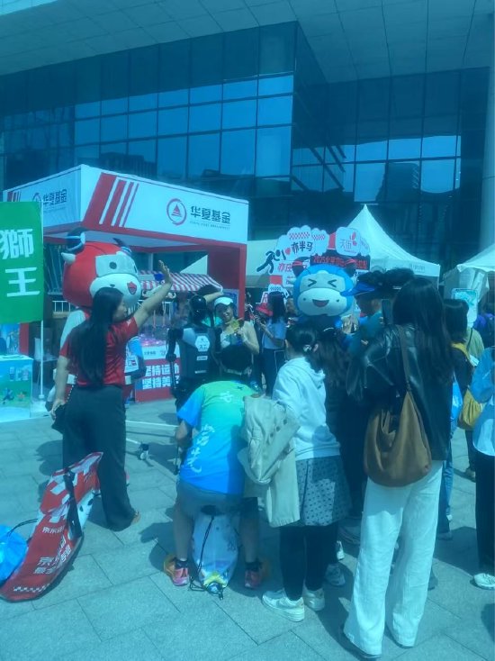 视频|人形机器人半马天工夺冠！华夏基金成赢家！现场展台人气爆棚 机器人ETF三年增34倍、今年增182%达116亿  第1张