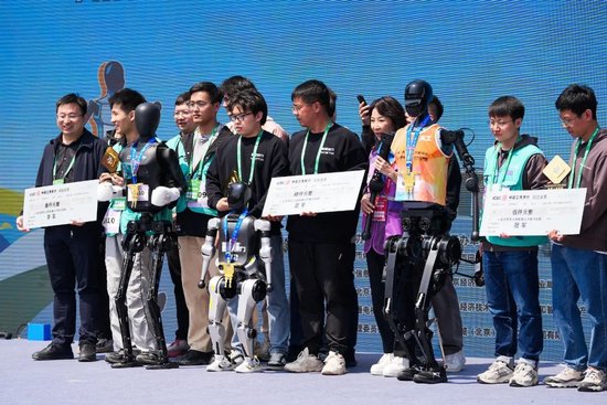 人形机器人半马奖项发布!宇树科技回应G1摔倒:未参赛,最近事多!夺冠机器人背后股东涉这些上市公司 第6张 人形机器人半马奖项发布!宇树科技回应G1摔倒:未参赛,最近事多!夺冠机器人背后股东涉这些上市公司 第6张