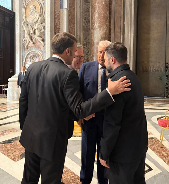 现场画面公开：泽连斯基与特朗普面对面坐在椅子上  第3张