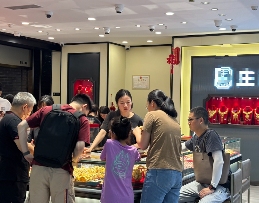 五一黄金“跳水”引爆抢购潮:水贝市场人山人海,有游客拖箱扫货,回收商忙到“手软” 第3张 五一黄金“跳水”引爆抢购潮:水贝市场人山人海,有游客拖箱扫货,回收商忙到“手软” 第3张