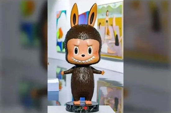 泡泡玛特创新高！股价被高估？天价LABUBU“旧主”透露：最初购自郑恺潮牌店  第1张