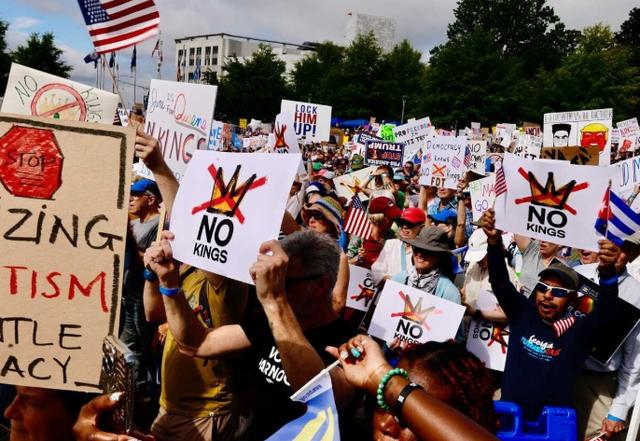 “不要国王!”抗议席卷全美,示威者涌入街头与警方发生冲突 第5张 “不要国王!”抗议席卷全美,示威者涌入街头与警方发生冲突 第5张