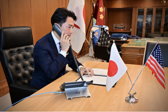 小泉进次郎与美防长通话照被指“摆拍”,日本网民讽刺:表演也得拿根笔吧 第1张 小泉进次郎与美防长通话照被指“摆拍”,日本网民讽刺:表演也得拿根笔吧 第1张