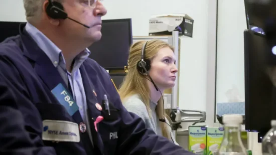 午盘:美股走低道指跌230点 市场关注11月非农数据 第1张 午盘:美股走低道指跌230点 市场关注11月非农数据 第1张