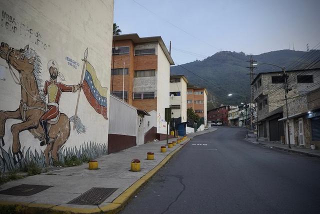 第1现场｜遭袭后的委内瑞拉：药店排队、油站关闭、民众集会抗议  第6张