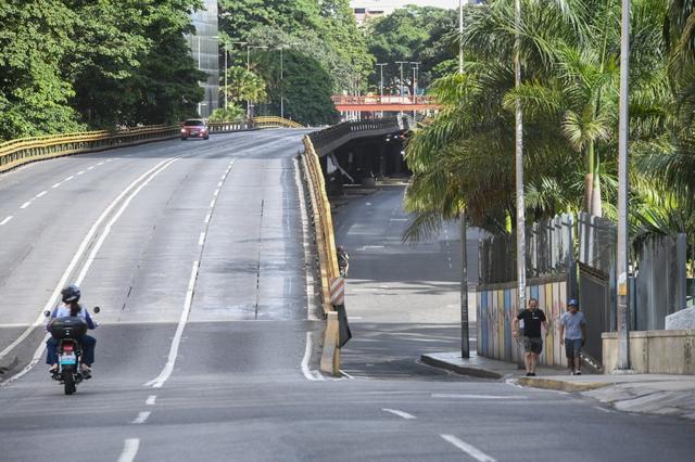 第1现场｜遭袭后的委内瑞拉：药店排队、油站关闭、民众集会抗议  第7张