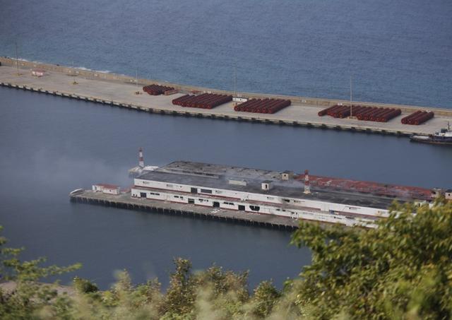 第1现场｜遭袭后的委内瑞拉：药店排队、油站关闭、民众集会抗议  第13张