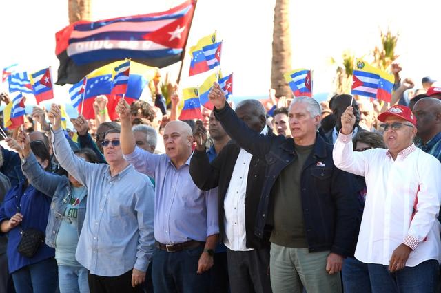 第1现场｜遭袭后的委内瑞拉：药店排队、油站关闭、民众集会抗议  第19张