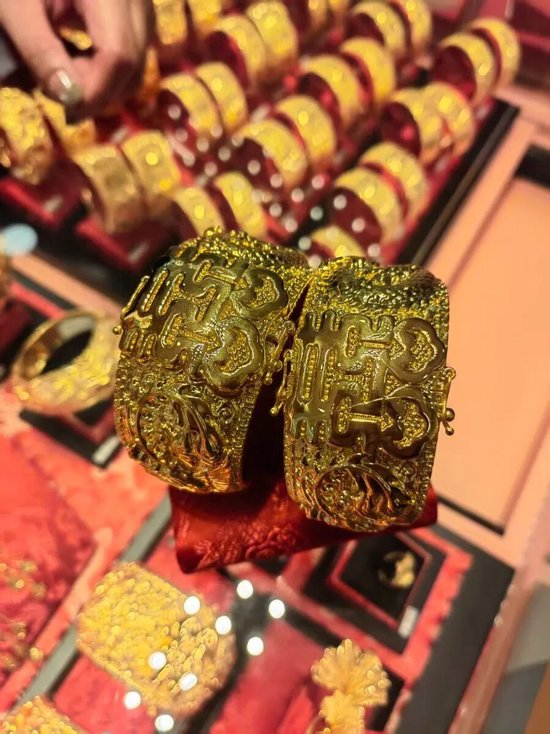 年轻人花上万元打造黄金美甲:轻量化、IP化、场景化产品需求爆发,小克重金饰占比显著提升 第4张 年轻人花上万元打造黄金美甲:轻量化、IP化、场景化产品需求爆发,小克重金饰占比显著提升 第4张