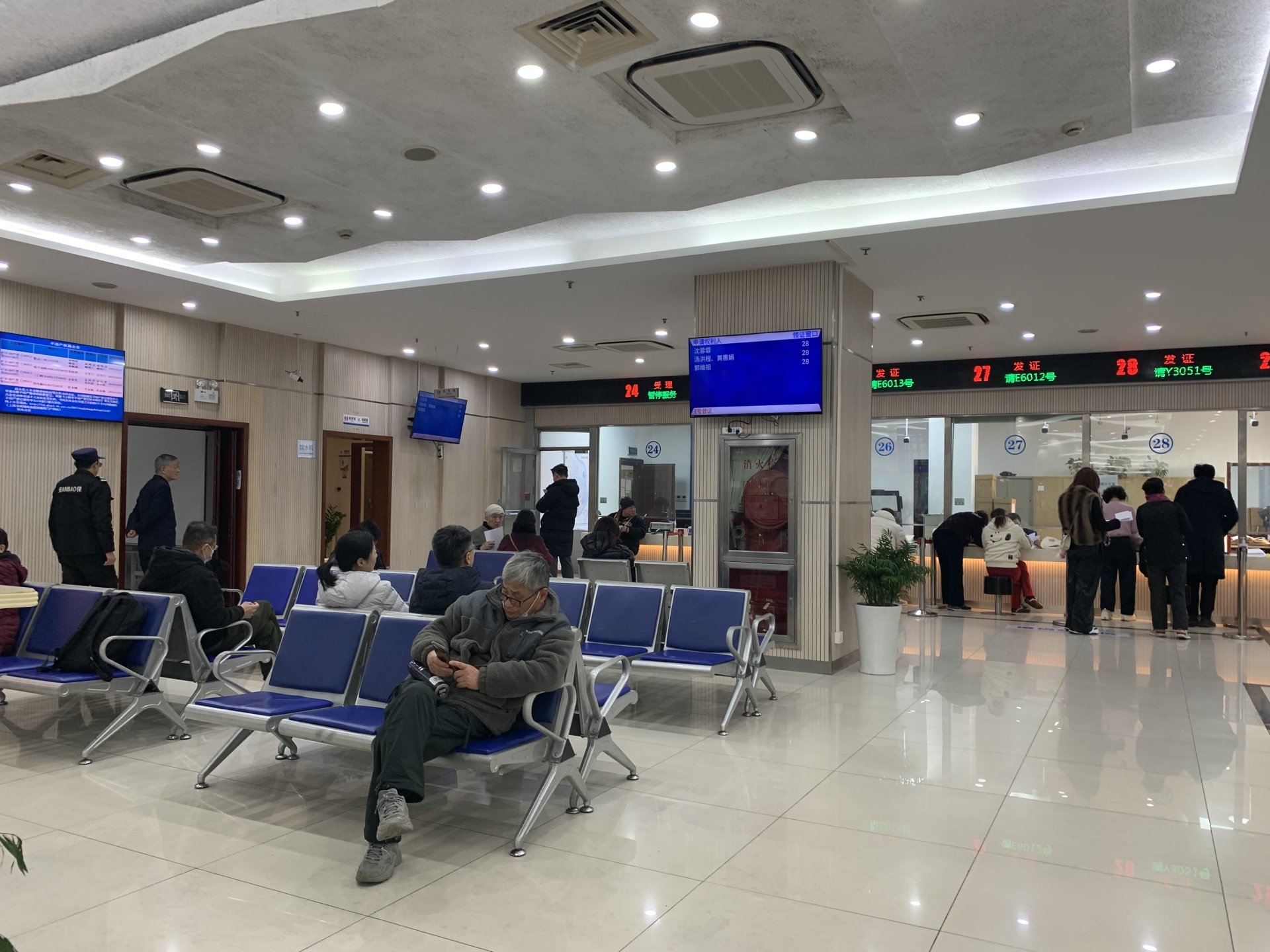 上海二手房交易中心乌泱泱挤满人，感受楼市“小阳春”  第2张